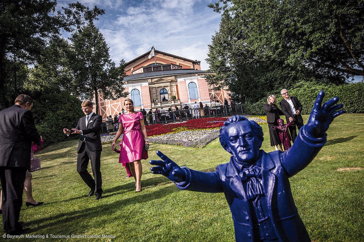 Die Festspielstadt Bayreuth ist während der Sommermonate Treffpunkt für begeisterte Wagnerianer