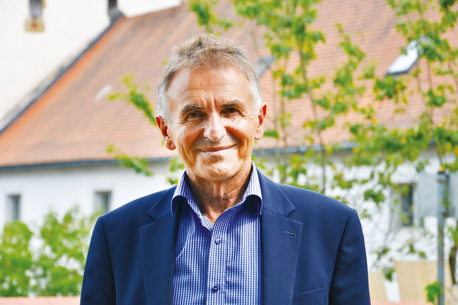 MdL Walter Taubeneder im August 2015 vor dem Schloss Neuburg am Inn